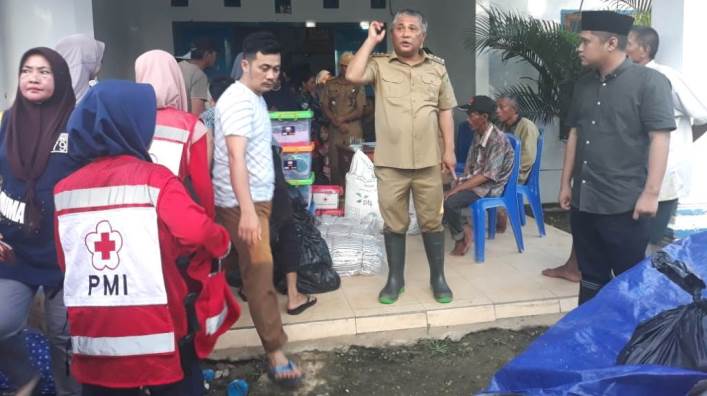 Bupati Konawe, Kery Saiful Konggoasa meninjau lokasi banjir di Desa Dawi-dawi Kecamatan Wonggeduku, Senin (10/6/2019) (Foto: Istimewa)