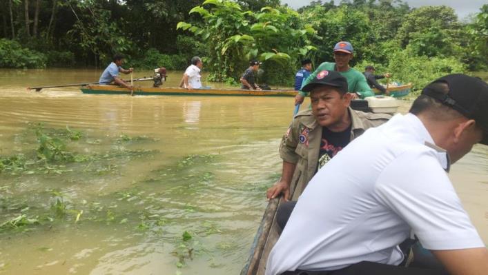 Pentauan Bupati Konawe, Kery Saiful Konggoasa bersama jajaran pemerintah daerah ke titik banjir di Kecamatan Pondidaha, Rabu (12/6/2019). (Foto: Keni Yuga untuk Sultrakini.com)