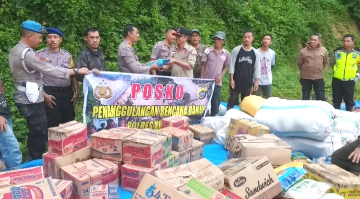 Bantuan dari Polres Kolaka untuk korban banjir di Kabupaten Kolaka Timur. (Foto: Dok.SULTRAKINI.COM)