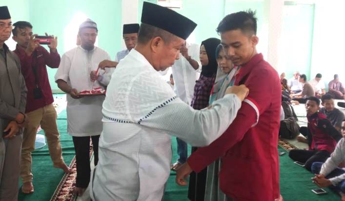 Rektor Unsultra, Andi Bahrun melepas tim relawan utusan kampus ke Kabupaten Konawe Utara, Jumat (14/6/2019). (Foto: Hasrul Tamrin/SULTRAKINI.COM)