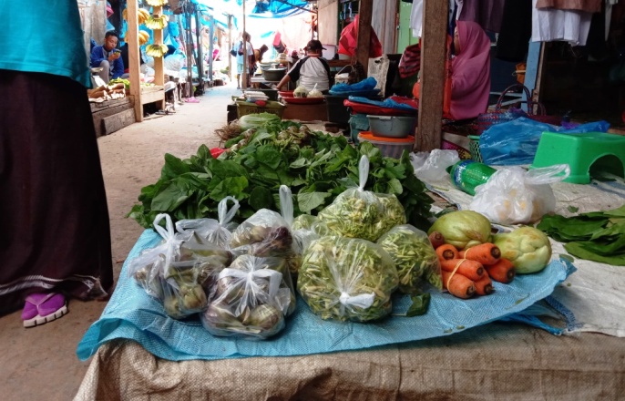 Dagangan penjual sayur di Pasar Korem Kendari. (Foto: Wa Rifin/SULTRAKINI.COM)