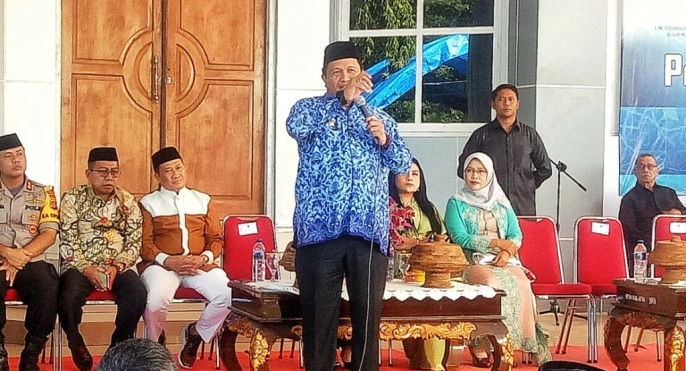 Bupati Muna, LM. Rusman Emba, saat memberi sambutan di kegiatan halal bil halal, Senin (17/6/2019). (Foto: Arto Rasyid/SULTRAKINI.COM)