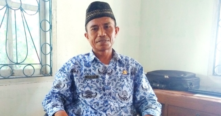 Plt Kepala DPMD Kabupaten Buton Tengah, Armin. (Foto: Ali Tidar/SULTRAKINI.COM)