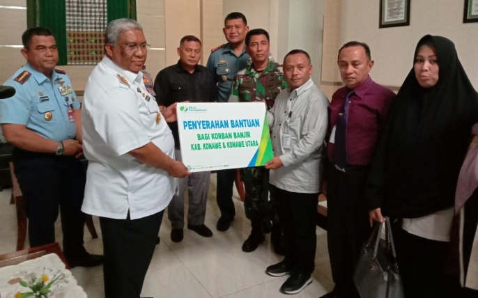 Penyerahan bantuan donasi oleh BPJS Ketenagakerjaan yang diterima langsung oleh Gubernur Sultra, Ali Mazi. (Foto: Hasrul Tamrin/SULTRAKINI.COM).