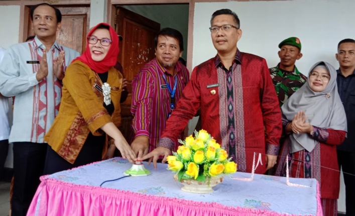 Wali Kota Kendari, Sulkarnain Kadir meresmikan pondok Pampers di Kantor Camat Puuwatu, Jumat (21/6/2019). (Foto: Hasrul Tamrin/SULTRAKINI.COM)
