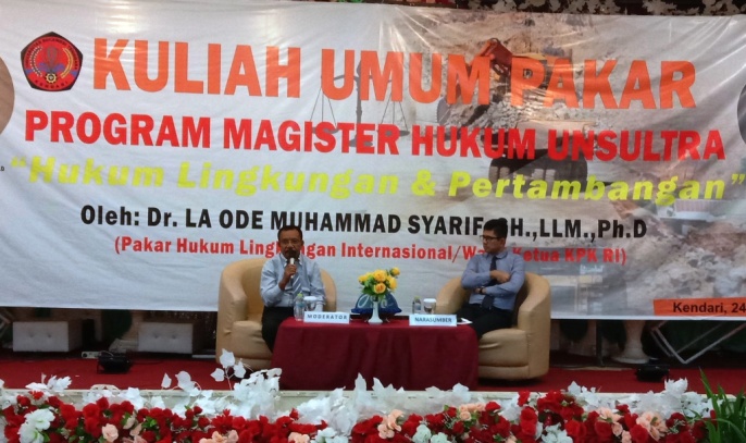 La Ode Muhammad Syarif (kanan) saat membawakan kuliah umum pada mahasiswa Pascasarjana Hukum Universitas Sulawesi Tenggara, Senin (24/6/2019) (Foto: Hasrul Tamrin/SULTRAKINI.COM).
