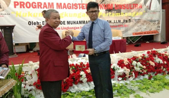 Wakil Ketua KPK, La Ode Muhammad Syarif usai memeberikan materi kuliah umum Program Magister Hukum Unsultra, Senin (24/6/2019). (Foto: La Niati/SULTRAKINI.COM).