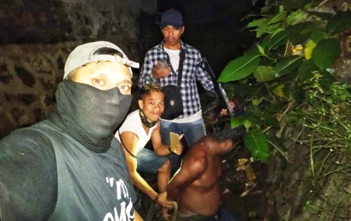Anggota Satres Narkoba Polres Muna saat membekuk pelaku yang melarikan diri di kali. (Foto: Istimewa)