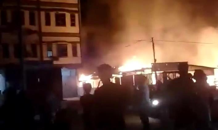 Kebakaran di Jalan Ahmad Yani, Kelurahan Anaiwoi, Kecamatan Kadia, Kota Kendari, Sultra, Jumat (28/6/2019). (Foto: Istimewa)