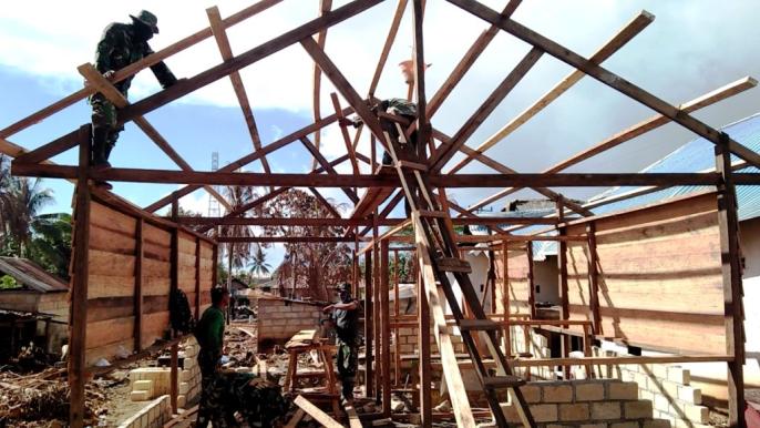 Proses pembangunan rumah di Desa Gunung Jaya oleh Aparat TNI dan masyarakat, Minggu (16/6/2019)(Foto: La Ode Ali/SULTRAKINI.COM).