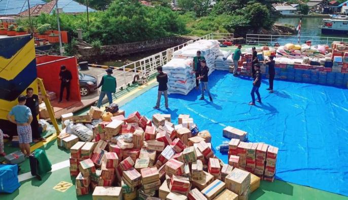 Pengangkutan bantuan logistik ke Konut gunakan KN Pacitan Basarnas, Senin (17/6/2019) (Foto. Wayan Sukanta/SULTRAKINI.COM).