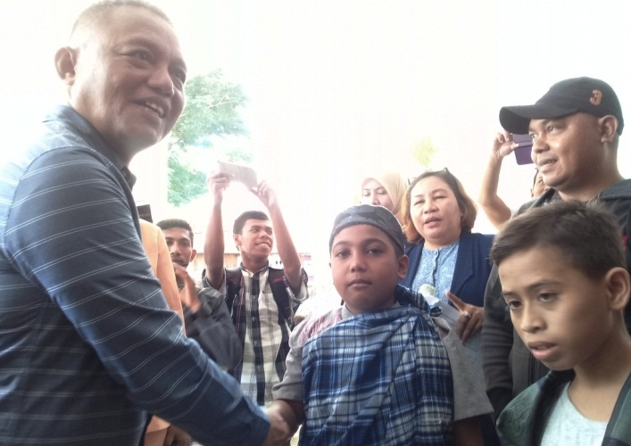 Ekspresi wajah ketakutan anak yang akan disunat di Kantor Kecamatan Murhum Kota Baubau (Foto: Aisyah Welina/SULTRAKINI.COM)