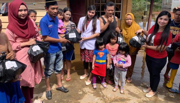 Penyerahan bantuan korban banjir di Kecamatan Pondidaha oleh klinik Riyena, Selasa (25/6/2019). (Foto: Yusrin Qiar untuk Sultrakini.com)