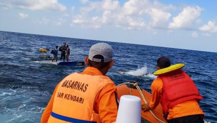 Basarnas evakuasi tiga penumpang KM Rizky Maulana di Perairan Tanjung Pamali, Jumat (28/6/2019). (Foto: Basarnas untuk Sultrakini.com)