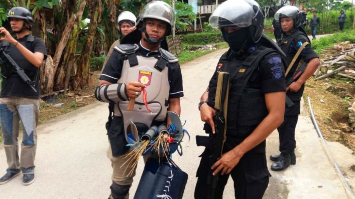 Sejumlah senjata tajam diamankan aparat kepolisian di Desa Sampuabalo, Sabtu (8/6/2019). (Foto. Istimewa)