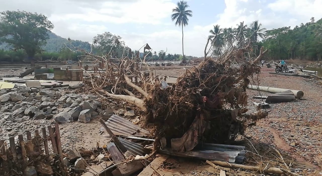 Kondisi rumah warga rata tanah pascabanjir di Desa Tapuwatu, Kecamatan Asera, Konut. (Foto: Wayan Sukanta/SULTRAKINI.COM)