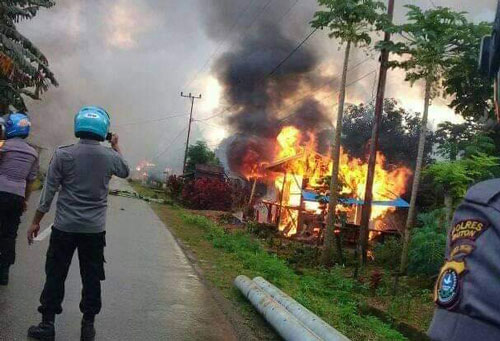 Rumah warga yang terbakar akibat bentrok dua desa di Buton. Foto: Ist