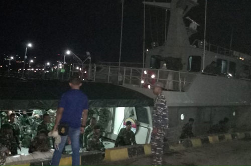 Kapal TNI AL saat tiba di Pelabuhan Murhum Baubau membawa personil TNI yang akan diterjunkan ke lokasi bentrok antar warga di Siontapina Buton, Jumat malam. Foto: Ist.