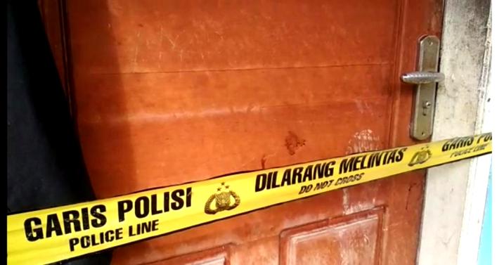 Pintu kamar kos korban dipasang garis polisi setelah ditemukan tewas, Minggu (9/6/2019). (Foto: Wayan Sukanta/SULTRAKINI.COM)