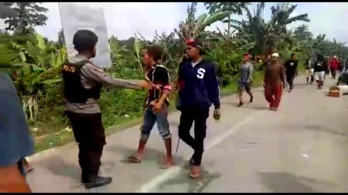 Screenshot video bentrok dua desa di Kabupaten Buton, Sultra. (Foto: Istimewa)