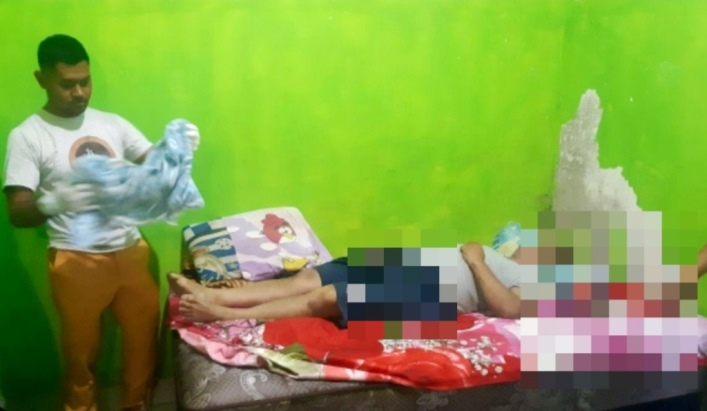 Korban saat ditemukan meninggal dunia di kamar kosnya Jalan Bunga Ros, Kelurahan Lahundape, Kecamatan Kendari Barat, Kota Kendari, Rabu (26/6/2019) pagi. (Foto: Istimewa)