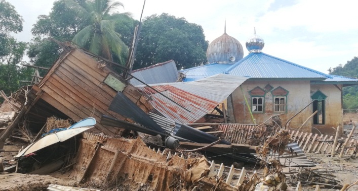 Masjid Nurul Huda di Desa Tapuwatu yang masih berdiri kokoh pasca banjir bandang, Sabtu (22/6/2019), (Foto. Wayan Sukanta/SULTRAKINI.COM)
