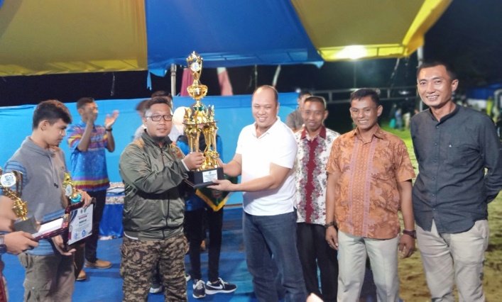 Bupati Konut, Ruksamin menyerahkan piala bergilir kepada pelatih Anggomate FC sebagai juara I. (Foto: Istimewa)
