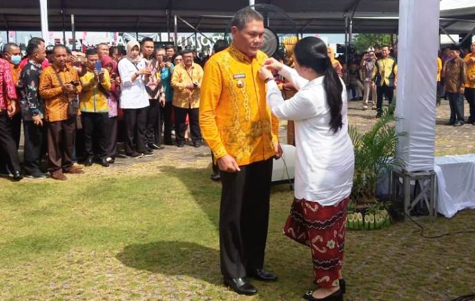 Bupati Kolaka, Ahmad Safei saat menerima Penghargaan Satyalancana yang diserakan Puan Maharani di Gedung Mahligai Pancasila Banjarmasin, Jumat (5/7/2019). (Foto: Istimewa).
