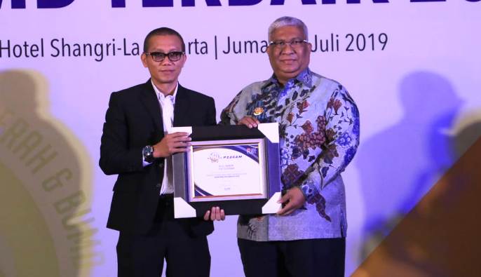 Gubernur Sultra, Ali Mazi menerima penghargaan dari The Asian Post. (Foto: Istimewa)