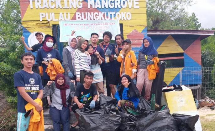 Mahasiswa KKN Tematik UHO usai membersihkan sampah laut di area Tracking Mangrove Bungkutoko. (Foto: istimewa)