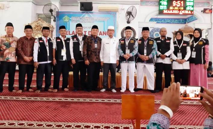 Sulkarnain Kadir bersama rombongan haji lainnya saat berada di asrama haji Makassar. (Foto: Istimewa)