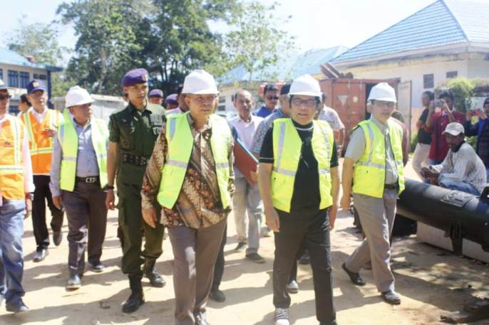 Anggota DPR RI Ridwan Bae didampingi Rektor Unsultra Andi Bahrun saat memantau pembangunan gedung rumah susun. (Foto: La Niati/SULTRAKINI.COM)