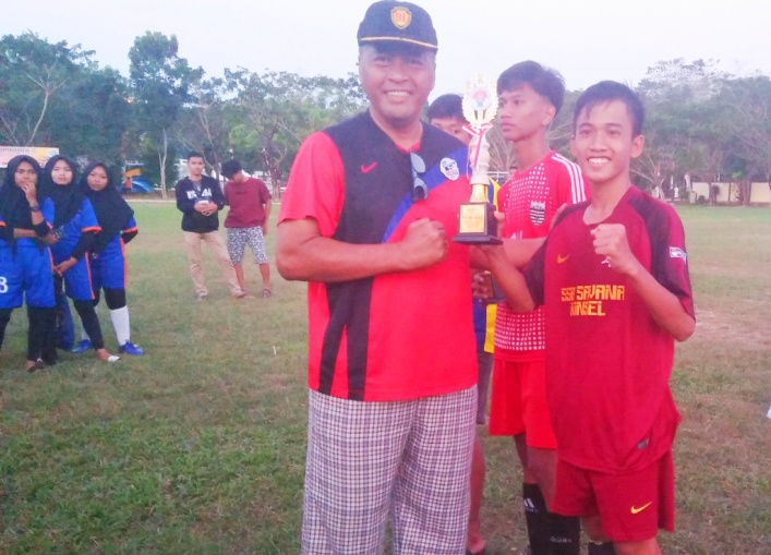 Penyerahan hadiah untuk juara dalam liga berjenjang piala Menpora seri provinsi Sultra U-16 (Foto: Muh Yusuf /SULTRAKINI.COM)