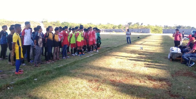 Suasana pembukaan Liga Sepakbola U-14 dan U-16 Piala Kemenpora untuk Zona I Sulawesi Tenggara, Rabu (4/7/2019). (Foto: Ardian Saban/SULTRAKINI.COM).