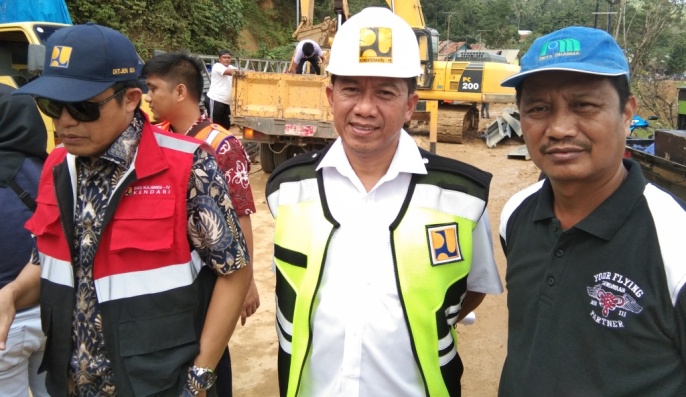 Kepala Balai Pelaksana Jalan Nasional XXI Kendari, Yohanis Tulak Todingrara (tengah) (Foto: La Niati/SULTRAKINI.COM)