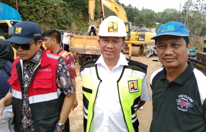 Kepala Balai Pelaksana Jalan Nasional XXI Kendari, Yohanis Tulak Todingrara (Tengah) (Foto: La Niati)