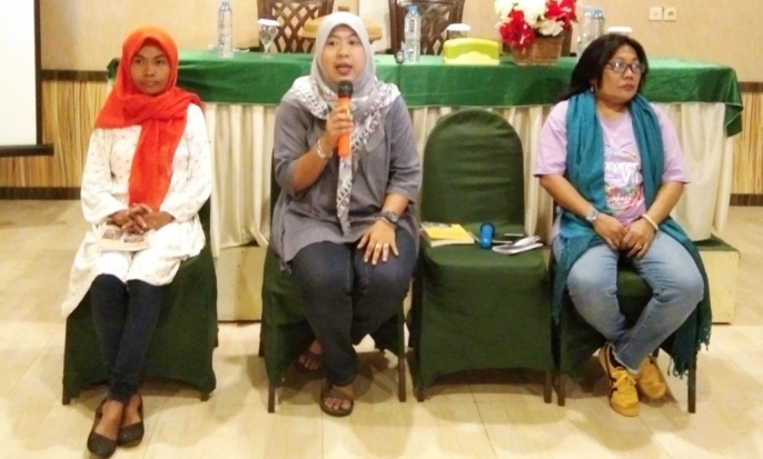 Panitia Pengarah Solidaritas Perempuan Risma Umar (kanan), Ketua Badan Eksekutif Nasional Solidaritas Perempuan Puspa Dewi (tengah) dan Ketua Panitia Pelaksana Kongres VIII Solidaritas Perempuan Wa Ode Surti Ningsi (kiri). (Foto: La Niati/SULTRAKINI.COM).