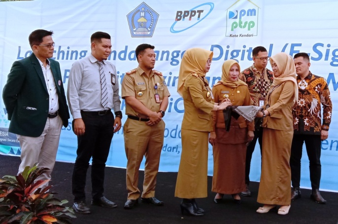 Peluncuran tandatangan digital atau e-signature pada aplikasi SiCantik Could milik DPM-PTSP Kota Kendari, Selasa (23/7/2019). (Foto: Hasrul Tamrin/SULTRAKINI.COM)