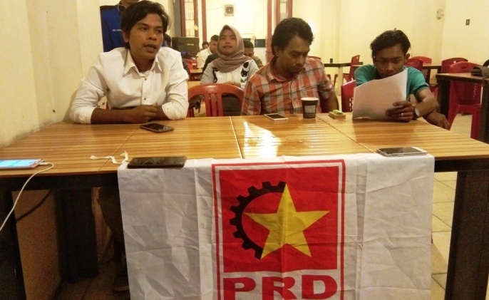 Ketua KPW PRD Sultra, Usman (Tengah) bersama pengurus. (Foto: La Niati/SULTRAKINI.COM)