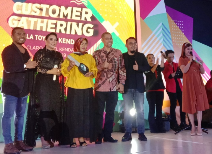 Kepala Cabang Kalla Toyota Kendari, Budi Amin menyerahkan hadiah utama kepada customer pemenang undian di Malam Customer Gathering Kalla Toyota Kendari, Jumat (26/7/2019) (Foto: Wa Rifin/SULTRAKINI.COM)
