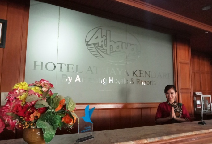 Reception Hotel Athaya Kendari. (Foto: Wa Rifin/SULTRAKINI.COM)