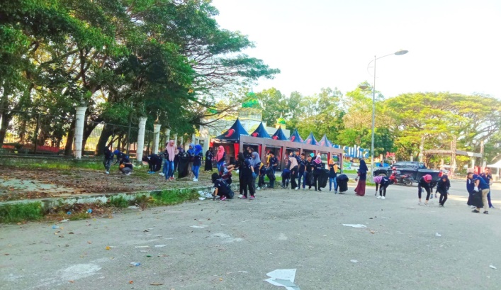 Karyawan Maxcell Kendari membersihkan kawasan MTQ Kendari, Jumat (12/7/2019). (Foto: Wa Rifin/SULTRAKINI.COM)
