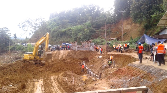 Kondisi penimbunan dan pemasangan jembatan bailey di akses Kendari-Kolaka Desa Rawua, Kecamatan Sampara, Kamis (18/7/2019). (Foto: Ulul Azmi/SULTRAKINI.COM)