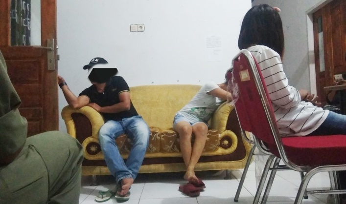 Pasangan bukan suami istri dibawa ke Kantor Satpol PP Butur lantaran kedapatan berdua dalam satu kamar kosan. (Foto: Ardian Saban/SULTRAKINI.COM)