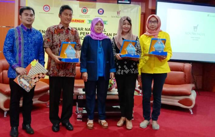 Para pemateri seminar nasional produk herbal yang mendapatkan plakat penghargaan dari Dekan Fakultas Kedokteran UHO (Foto : Hasrul Tamrin/SULTRAKINI.COM)