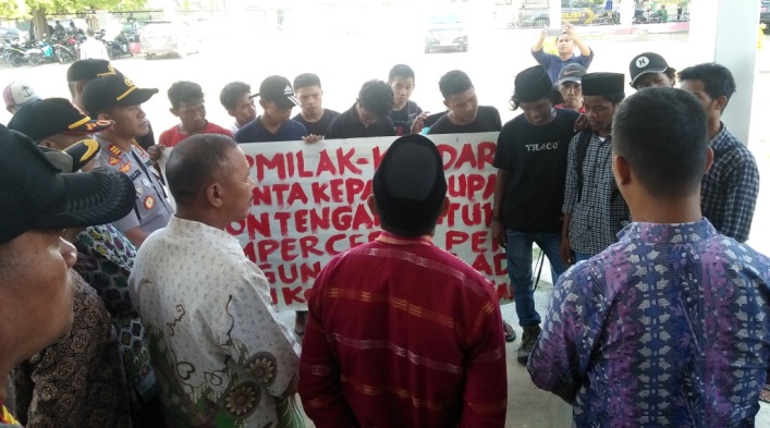 Demonstran berdialog dengan perwakilan Pemda Buteng sehubungan pembangunan di ibu kota kabupaten, Kamis (4/7/2019). (Foto: Ali Tidar/SULTRAKINI.COM)