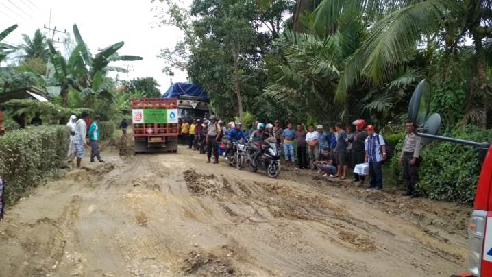 Kemacetan dan rusaknya jalur Endanga, Kecamatan Landono, Kabupaten Konawe Selatan akibat pengalihan arus lalu lintas dari Sampara. (Foto: Maykhel Rizky/SULTRAKINI.COM)