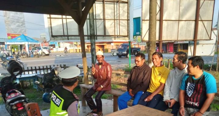 Penyuluhan penggunaan helm dan asministrasi kendaraan oleh Unit Dikyasa Satuan Lalu Lintas Polres Konsel. (Foto: Dok.tribratanews.konsel)
