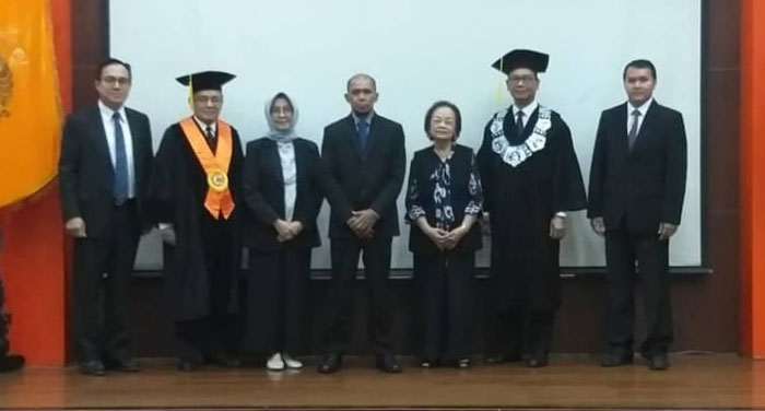 Laode Harjudin (tengah) usai ujian promosi doktor ilmu politik di Universitas Indonesia, Selasa (9 Juli 2019).