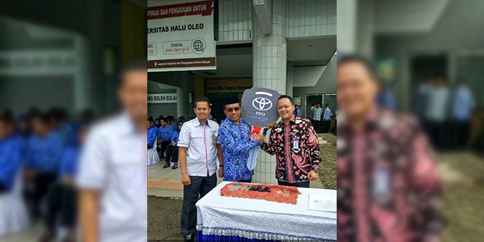 Branch Manager PT BTN cabang Kendari, Erik Budi Setiawan menyerahkan kunci mobil kepada rektor UHO, Muh. Zamrun Firihu, Rabu (17/7/2019). (Foto: Bank BTN)
